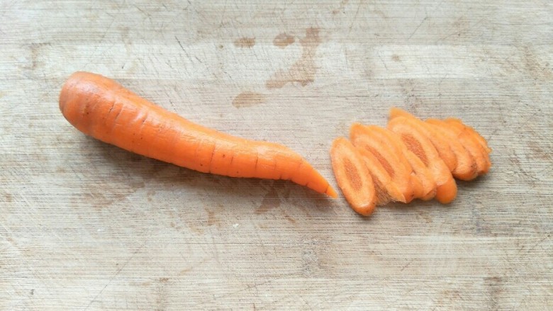 黄瓜胡萝卜拌粉丝,胡萝卜洗净后先切薄片。