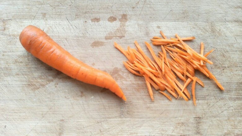 黄瓜胡萝卜拌粉丝,然后再切成细丝。