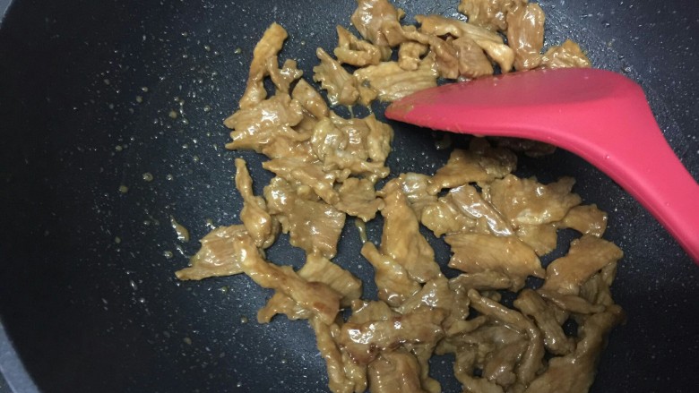 肉炝青红丝,把肉放入炒至9成熟捞起备用