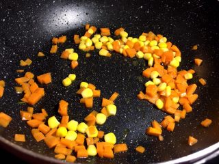 蛋包饭 粒粒香 早餐,待胡萝卜变色后将玉米粒放入