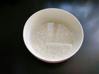 豆腐珍珠丸子,糯米提前4小时浸泡。