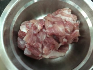肉炝青红丝,肉洗干净沥干水，切片或切丝