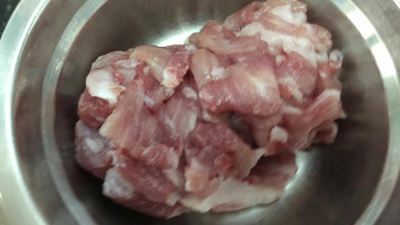 肉炝青红丝,肉洗干净沥干水，切片或切丝