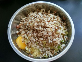 豆腐珍珠丸子,将切好的香菇，生姜，葱白，豆腐，放入肉沫中，并打入一个鸡蛋。