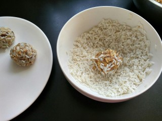 豆腐珍珠丸子,将肉沫捏成一个肉圆子，然后放入泡好的糯米中，将每一个丸子均匀的蘸上糯米，然后放入盘中。