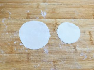 饺子皮版鸡蛋灌饼,饺子皮用擀面杖稍微擀大一些，左边是擀大了的饺子皮。