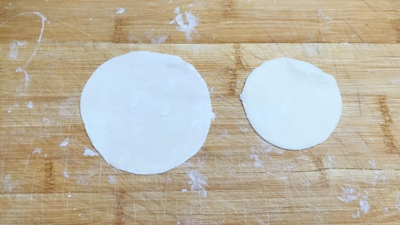 饺子皮版鸡蛋灌饼,饺子皮用擀面杖稍微擀大一些，左边是擀大了的饺子皮。