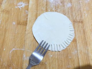 饺子皮版鸡蛋灌饼,准备一把叉子，用叉子得前端用力把两张饺子皮压紧。如图所示！