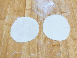 饺子皮版鸡蛋灌饼,把两张饺子皮擀成一样大小。