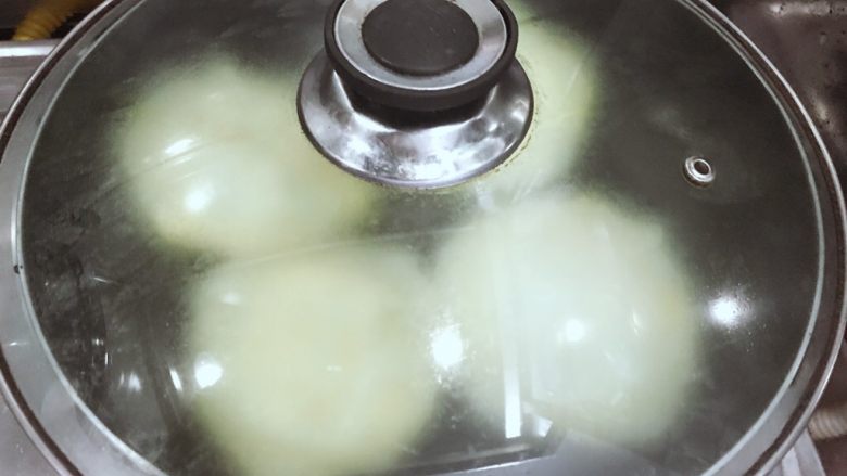 饺子皮版鸡蛋灌饼,盖上锅盖，小火烙至。