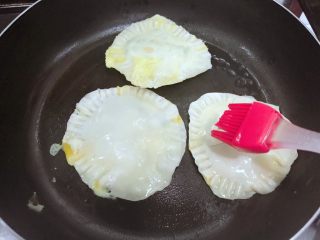 饺子皮版鸡蛋灌饼,依次把整好型的灌饼放入平底锅中。刷上少量的食用油。