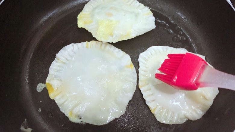 饺子皮版鸡蛋灌饼,依次把整好型的灌饼放入平底锅中。刷上少量的食用油。