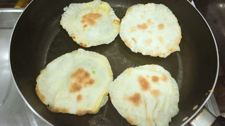 饺子皮版鸡蛋灌饼,一面烙至金黄色翻面。
