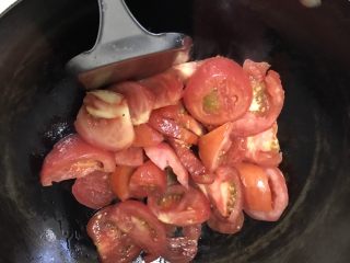 番茄龙利鱼,锅里放油，放入番茄翻炒出汁。