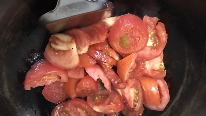 番茄龙利鱼,锅里放油，放入番茄翻炒出汁。