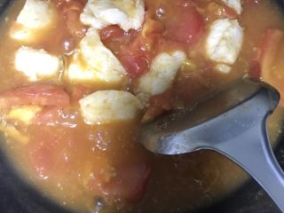 番茄龙利鱼,煮开加入适量盐酱油。