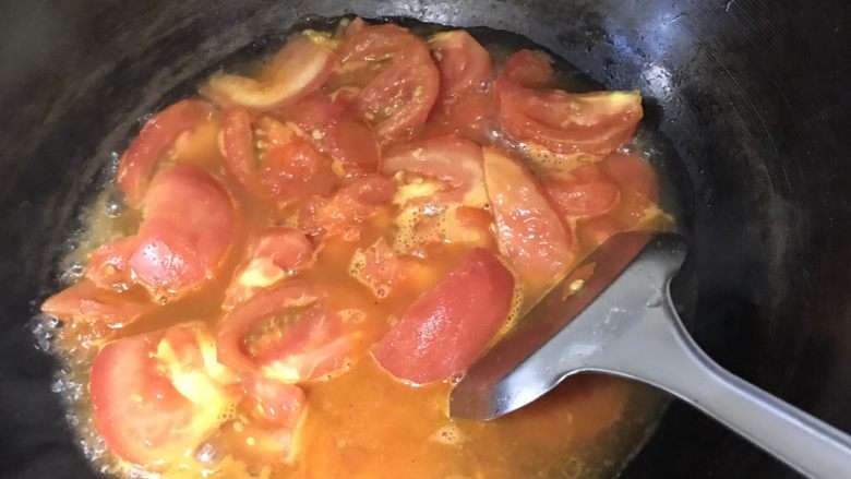 番茄龙利鱼,然后加入一碗水烧开。