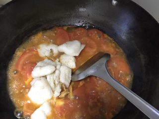 番茄龙利鱼,然后放入炒好的龙鲤鱼。