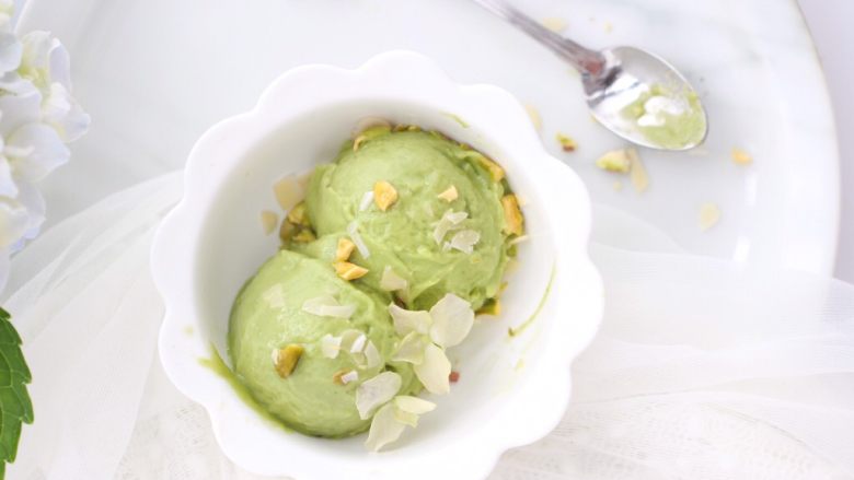 牛油果冰淇淋,享用的时候可以撒些开心果碎、杏仁碎等一些坚果，丰富冰淇淋口感。