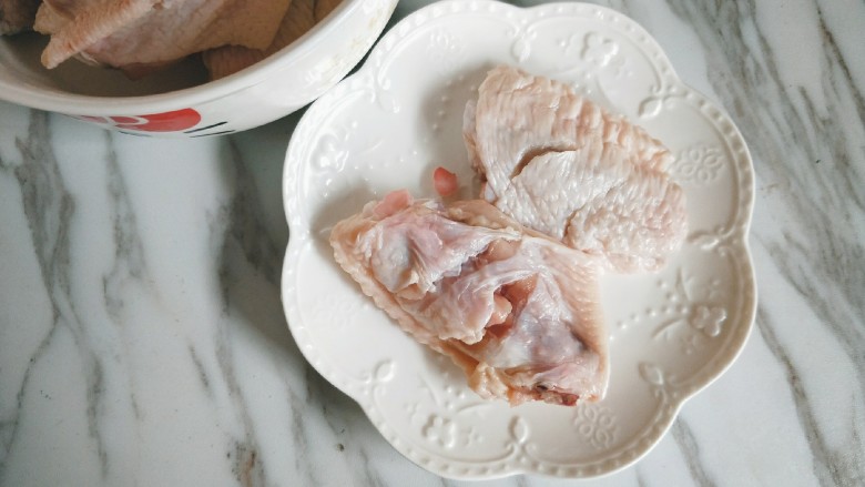 香酥炸鸡翅,用刀在鸡翅的两面分别划两刀，便于入味。