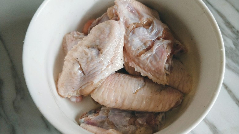 香酥炸鸡翅,用手抓匀，腌渍半小时以上。时间越长越入味。