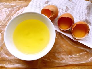 赛蟹肉版  炒虾仁,把鸡蛋清先放在碗里，鸡蛋黄备用。 