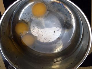 赛蟹肉版  炒虾仁,把蛋黄搅拌均匀。