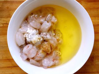 赛蟹肉版  炒虾仁,把蛋清放在盛虾仁的容器，然后搅拌均匀。