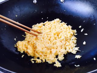 赛蟹肉版  炒虾仁,把蛋黄炒熟，然后把蛋黄放在步骤12的锅里，翻炒开均匀即可。