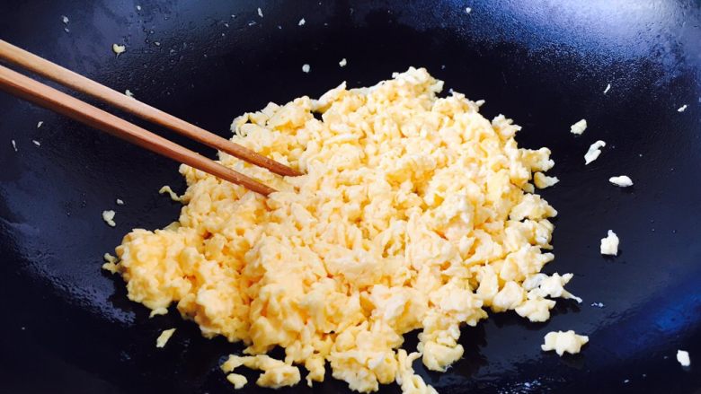 赛蟹肉版  炒虾仁,把蛋黄炒熟，然后把蛋黄放在步骤12的锅里，翻炒开均匀即可。