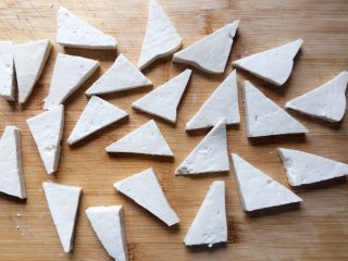 家常豆腐,老豆腐洗净切成三角形