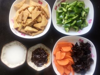 家常豆腐,所有的食材都准备好了，接下来开始煸炒。