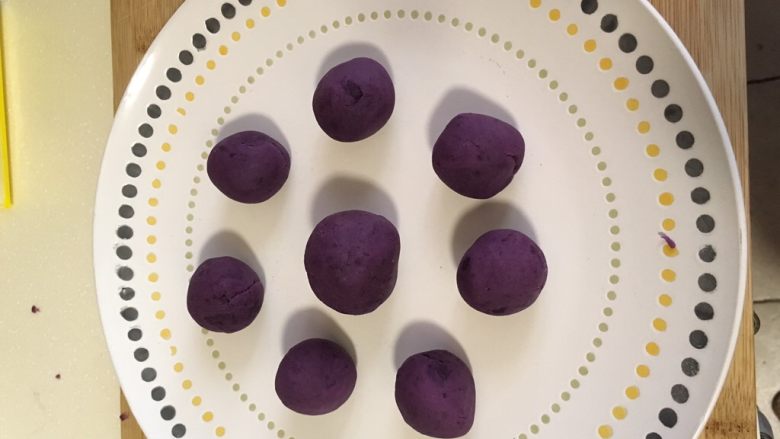 紫薯蛋黄酥详细版,提前准备好的紫薯馅儿均分20等份。