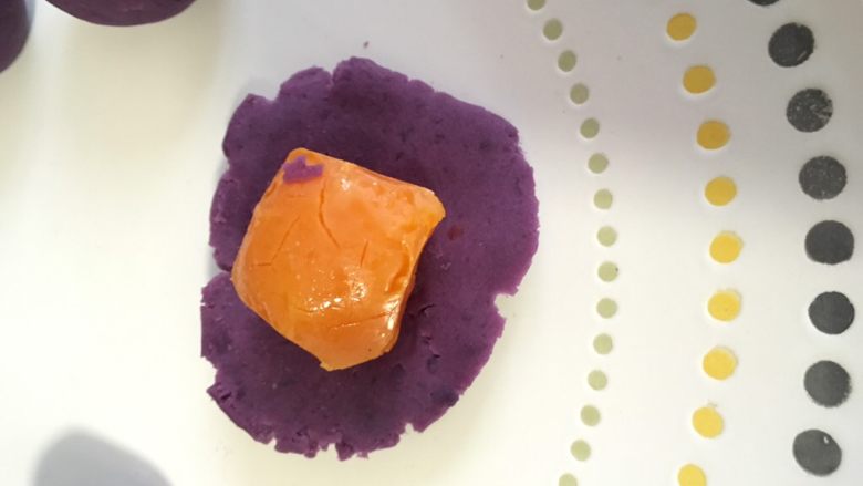 紫薯蛋黄酥详细版,包入咸鸭蛋黄。封口，滚圆。