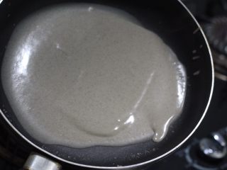 五谷薄饼任性卷 ,平底锅不用加热，直接倾斜着锅往上面到一勺面糊，左右晃动均匀。只要面糊调和的状态合适，这一步很容易。