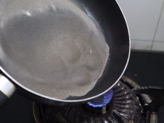 五谷薄饼任性卷 ,转圈晃动平底锅，让锅底受热均匀。