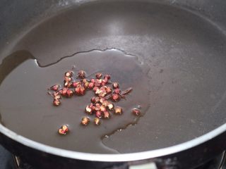 五谷薄饼任性卷 ,炒豆芽用花椒油好吃，凉油的时候放花椒，小火煎到花椒变色闻到香味。