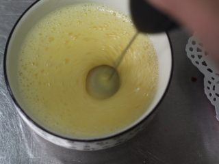 五谷薄饼任性卷 ,韭黄用鸡蛋炒，这里有个窍门，炒菜里需要添加鸡蛋的话，蛋液用料理棒打至湿性发泡，这样炒出来的鸡蛋特别顺滑口感好。