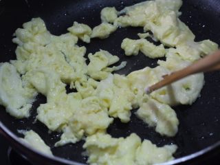 五谷薄饼任性卷 ,中小火摊鸡蛋。用筷子把鸡蛋晃开成小块。