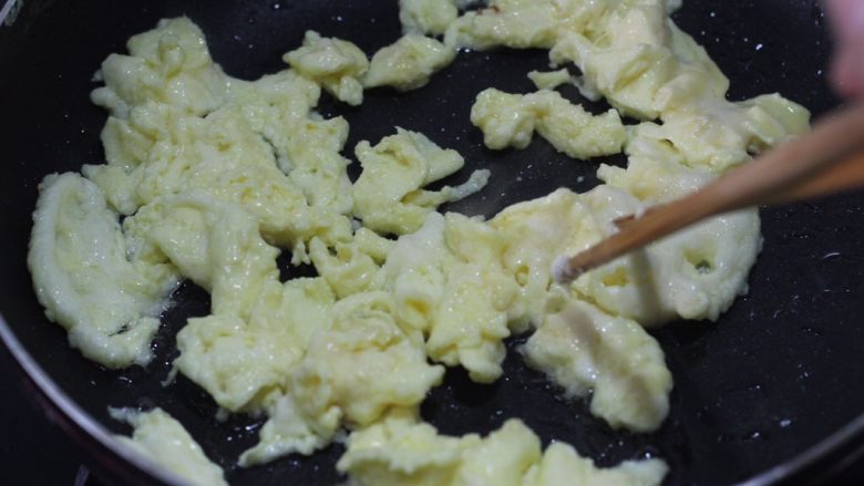 五谷薄饼任性卷 ,中小火摊鸡蛋。用筷子把鸡蛋晃开成小块。