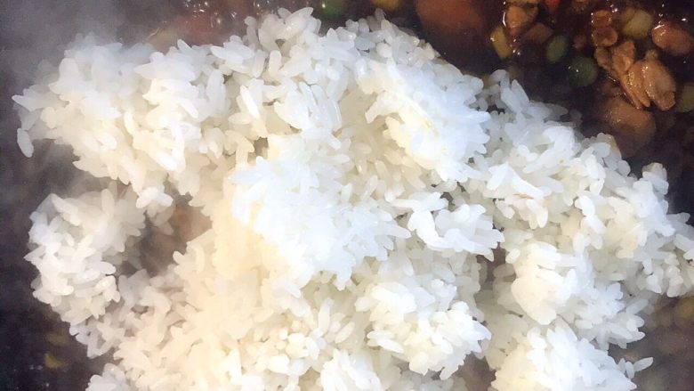 香菇鸡腿饭,收汁差不多的时候加入米饭！