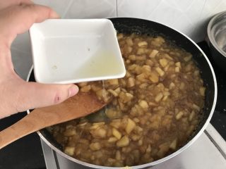 苹果酱～自制更安全,炒到水份干，开始粘稠时加入柠檬汁继续炒，这时候要多搅动哟