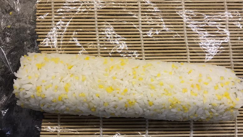 肉松寿司,卷好后在多捏几下定型以防松开，卷好后打开保鲜膜
