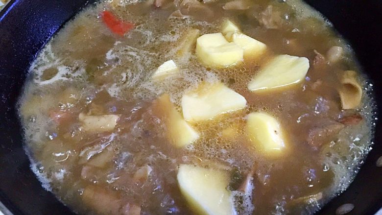 牛腩炖土豆,牛腩炖40分钟后放入土豆块，此时放盐调味，继续炖15分钟至汤汁浓稠。