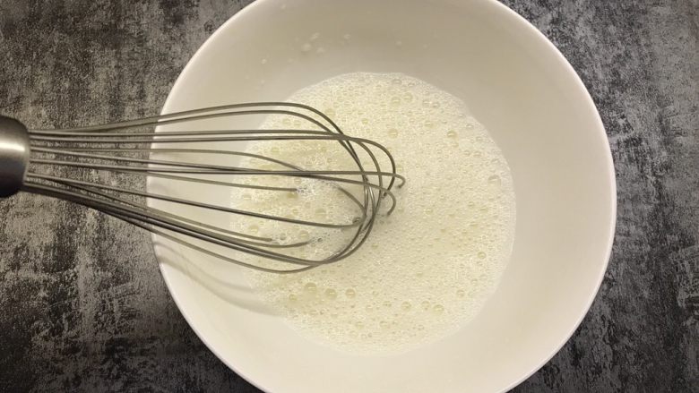 牛油果松饼,用手动打蛋器搅拌均匀