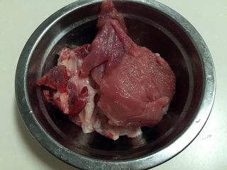 猪耳朵豆角炖肉,猪肉洗净。