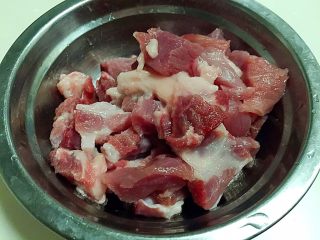 猪耳朵豆角炖肉,猪肉切小块。