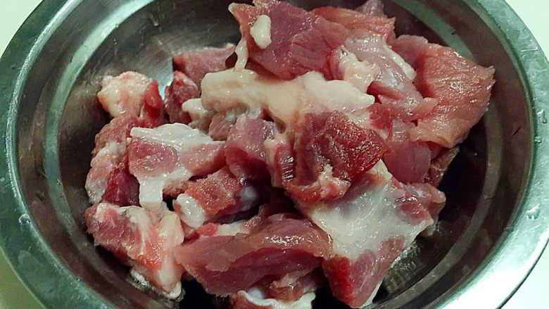 猪耳朵豆角炖肉,猪肉切小块。