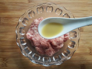 芋头葛根粉饺子,把剁好的肉馅放入碗中，加入一小勺姜汁。