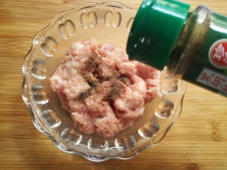 芋头葛根粉饺子,加入适量五香粉，适量黑胡椒粉。